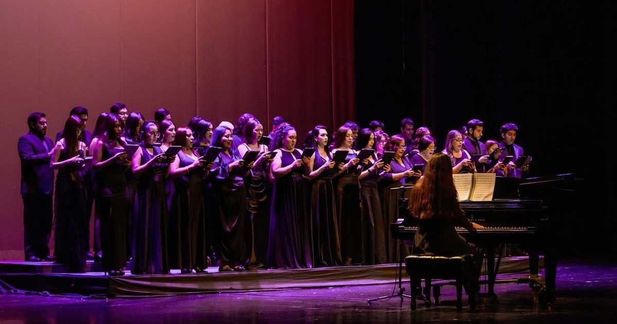 Miembros de la Compañía de Ópera de Saltillo en un teatro.