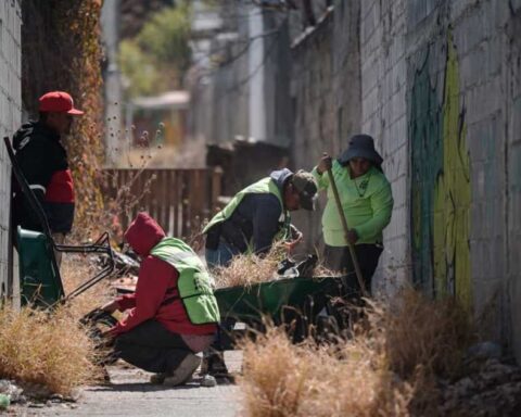 Trabajadores limpiando callejones de Saltillo.