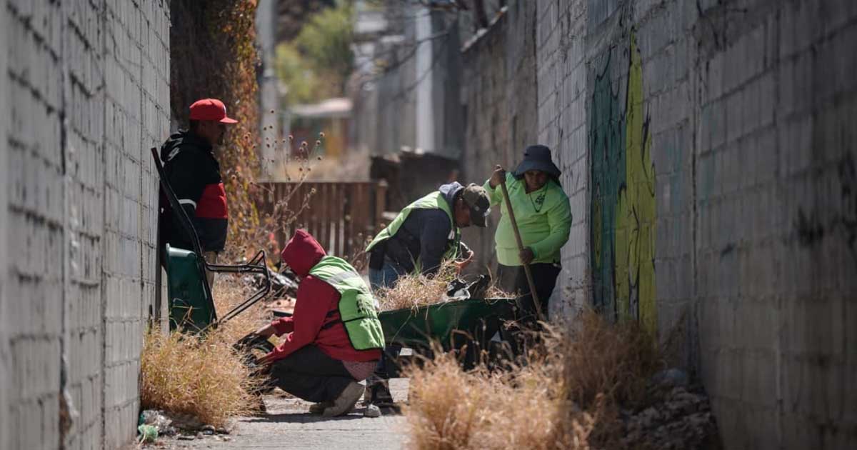 Trabajadores limpiando callejones de Saltillo.