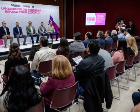 Autoridades presentando programa en un auditorio de Saltillo.