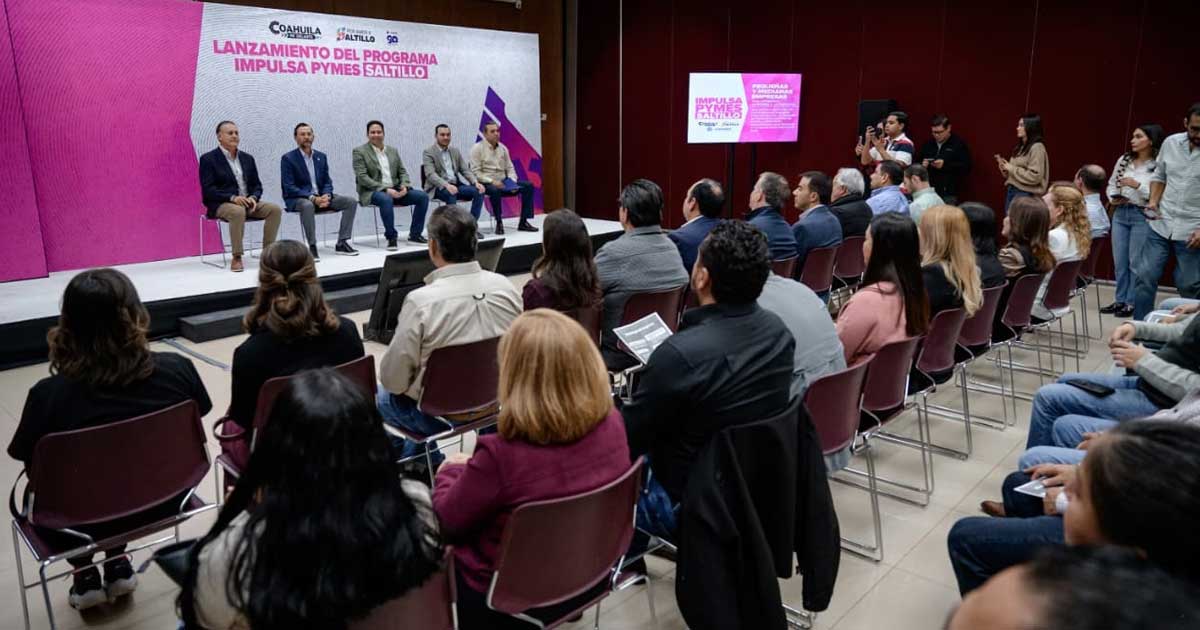 Autoridades presentando programa en un auditorio de Saltillo.