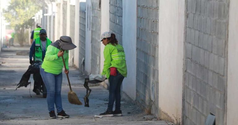 Limpieza de callejones en Saltillo.