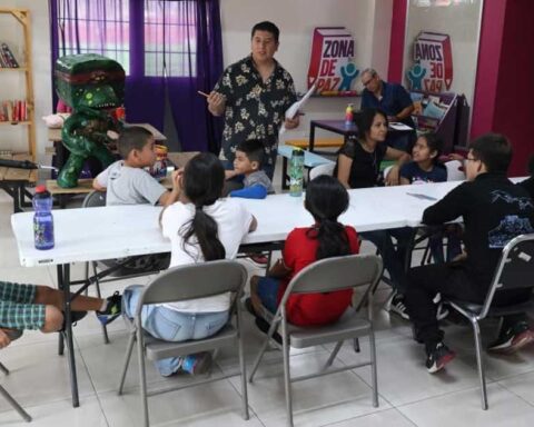 Niñas y niños de Saltillo en un curso taller en centro comunitario.
