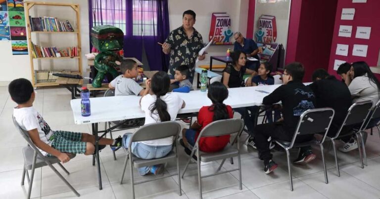 Niñas y niños de Saltillo en un curso taller en centro comunitario.