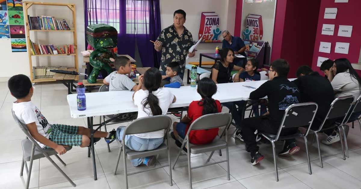 Niñas y niños de Saltillo en un curso taller en centro comunitario.