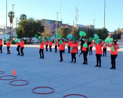 Adultos mayores practicando ejercicio en la Plaza Mayor de Torreón.