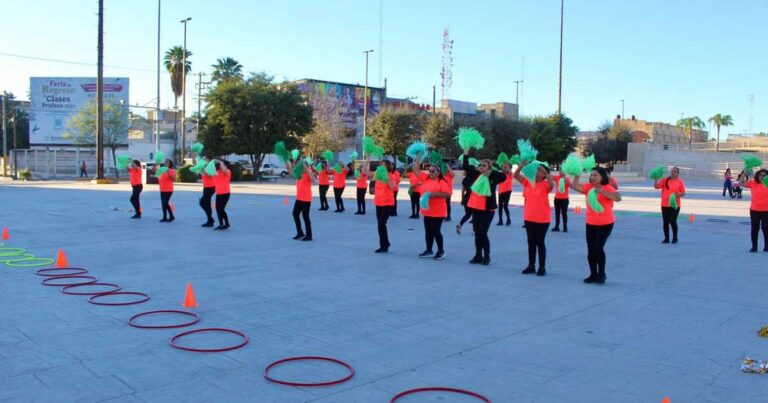 Adultos mayores practicando ejercicio en la Plaza Mayor de Torreón.