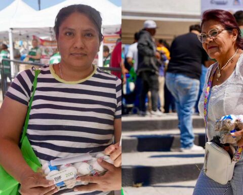 Mujeres portando el huevo comprado en el mercadito de Ramos Arizpe.