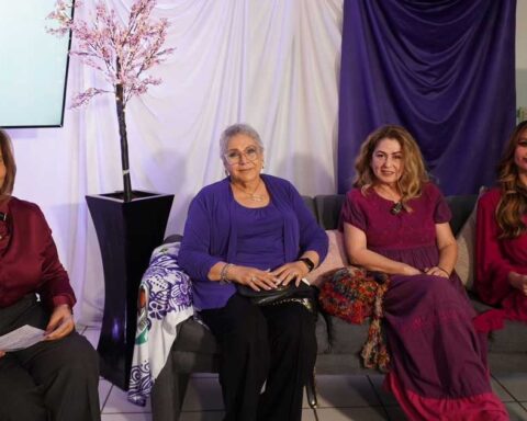 Panelistas en evento de Torreón.