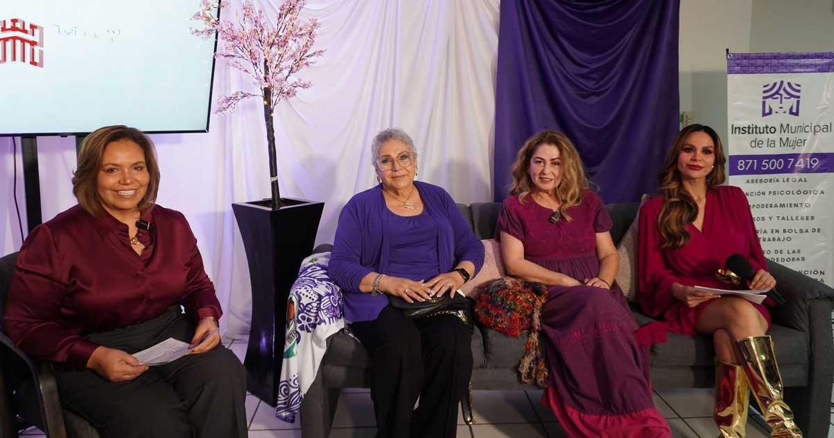 Panelistas en evento de Torreón.