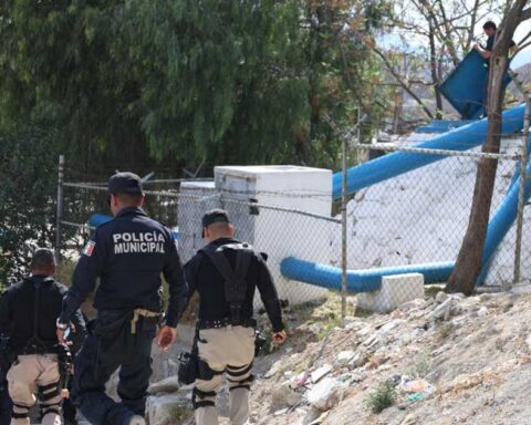 Policías recorriendo los pozos de agua en Saltillo.