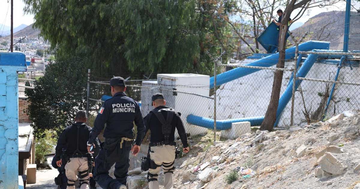 Policías recorriendo los pozos de agua en Saltillo.
