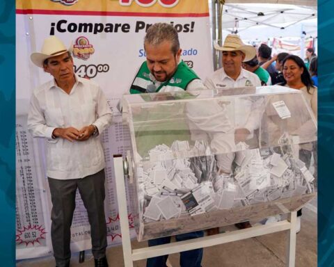 Alcalde de Ramos Arizpe Tomás Gutiérrez en el sorteo del predial.