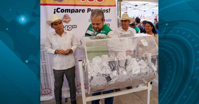 Alcalde de Ramos Arizpe Tomás Gutiérrez en el sorteo del predial.