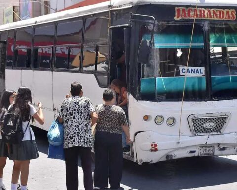 Pasajeros abordando un autobús en Torreón.