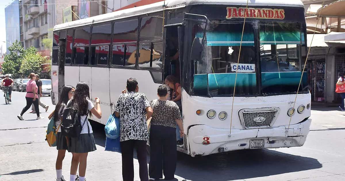Pasajeros abordando un autobús en Torreón.