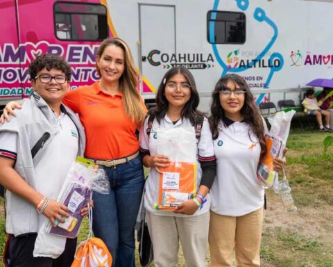 Jóvenes beneficiados con el programa de Amor en Movimiento del DIF Saltillo.