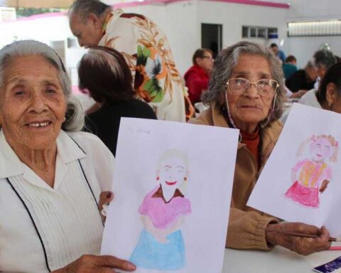 Mujeres del Club de los Abuelos del DIF Torreón mostrando sus dibujos.