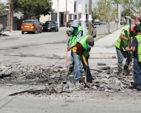 Trabajadores dando mantenimiento a pavimento en Saltillo.