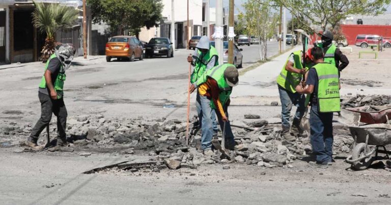 Trabajadores dando mantenimiento a pavimento en Saltillo.