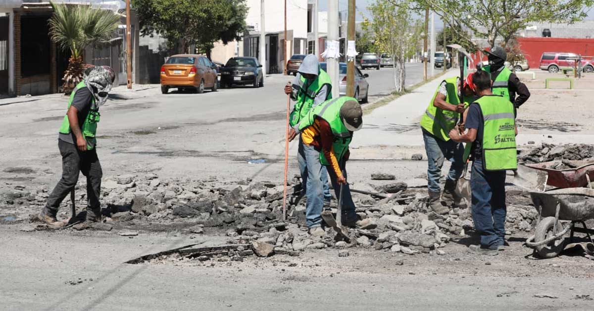 Trabajadores dando mantenimiento a pavimento en Saltillo.