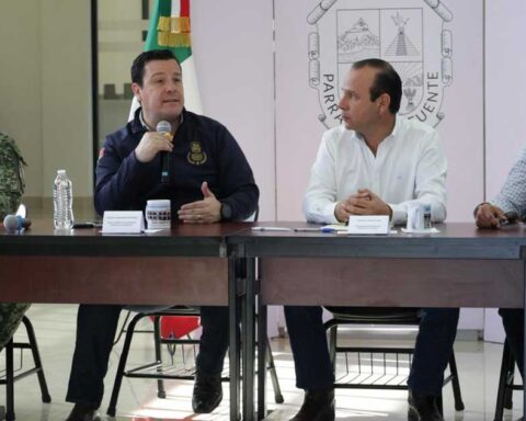 Federico Fernández, fiscal general de Coahuila, encabezando reunión de seguridad con funcionarios de Parras.
