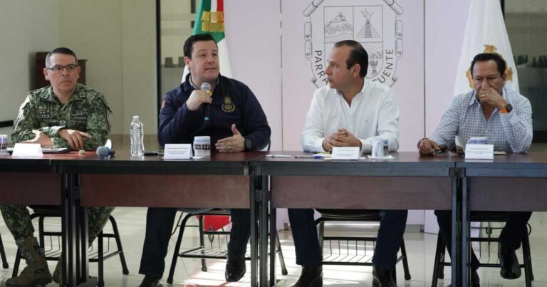 Federico Fernández, fiscal general de Coahuila, encabezando reunión de seguridad con funcionarios de Parras.