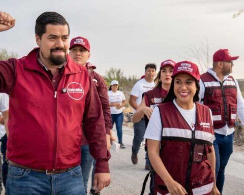 Diego del Bosque, dirigente de Morena en Coahuila, recorriendo calles.