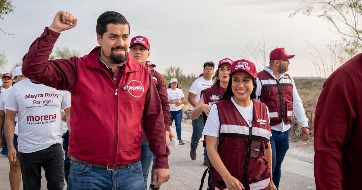 Diego del Bosque, dirigente de Morena en Coahuila, recorriendo calles.