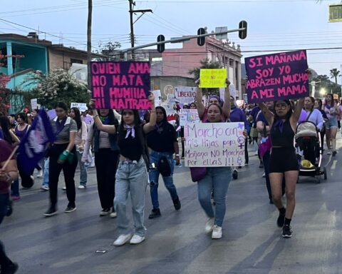 Mujeres marchando en Torreón.