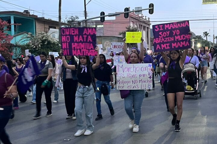Mujeres marchando en Torreón.
