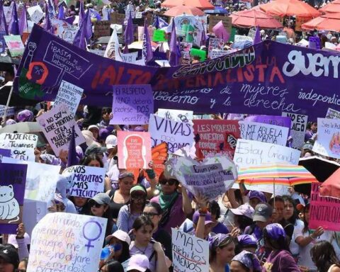 Miles de mujeres marchando el 8M en CDMX.