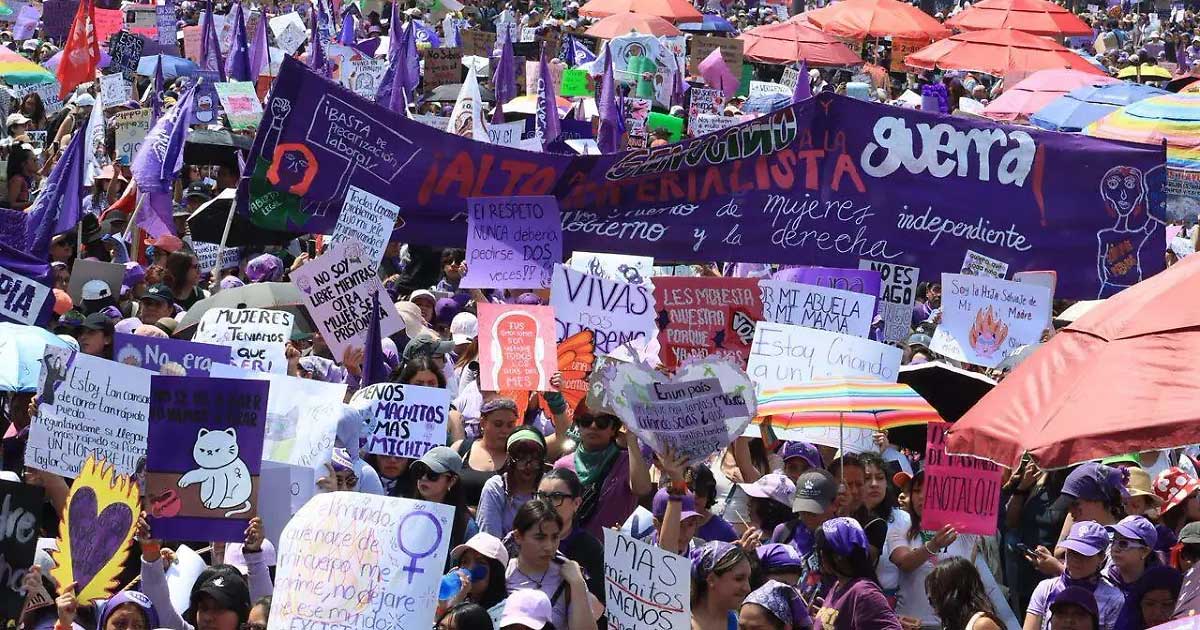 Miles de mujeres marchando el 8M en CDMX.