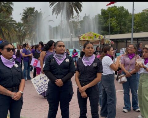 Mujeres policías en la marcha del 8M en Torreón.