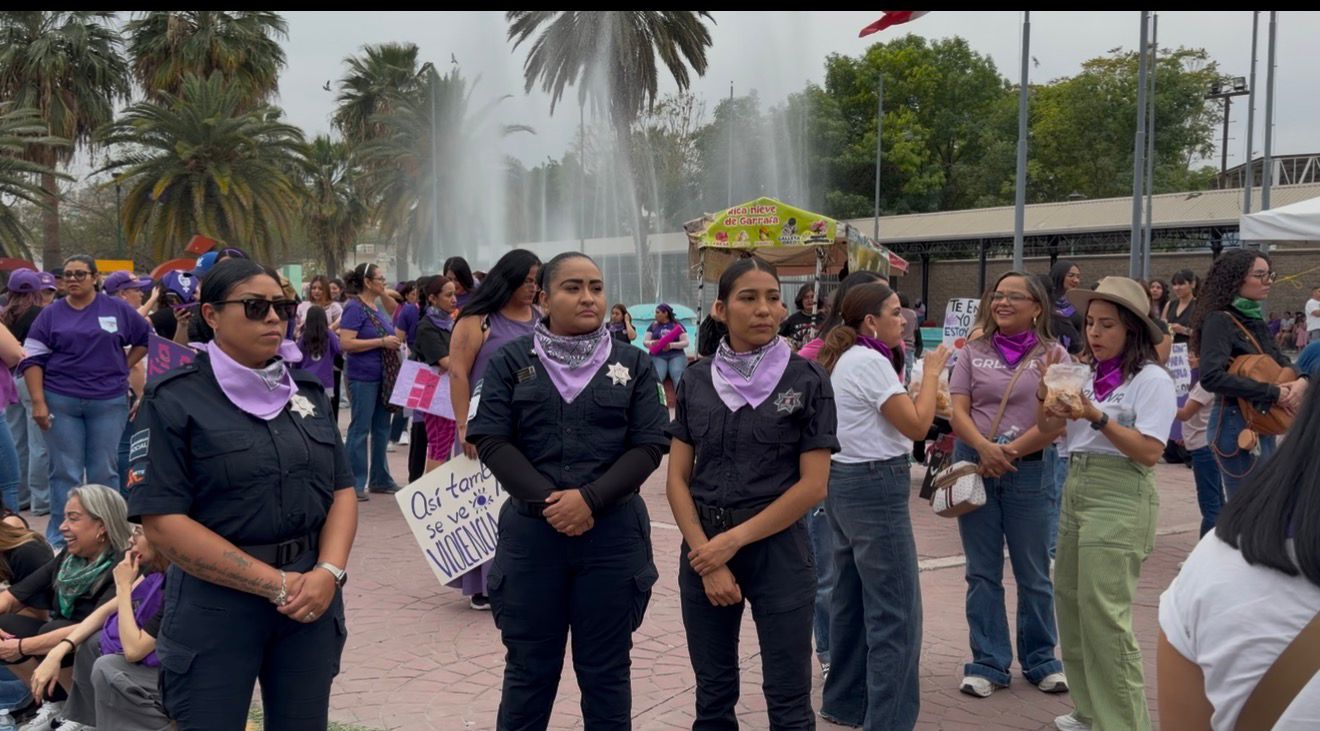 Mujeres policías en la marcha del 8M en Torreón.