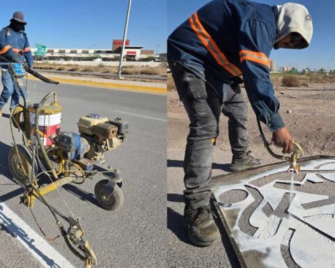 Trabajadores pintando la ciclovía en Torreón.