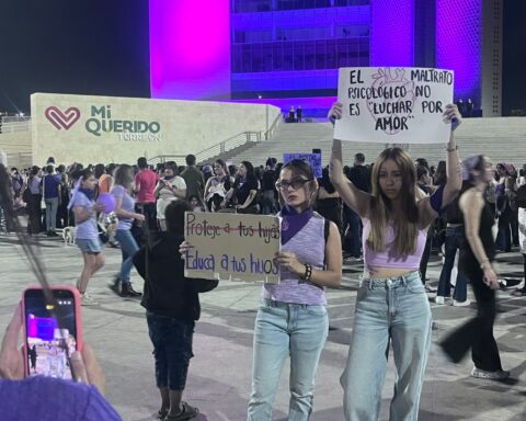 Mujeres en la Plaza Mayor de Torreón durante el 8M.