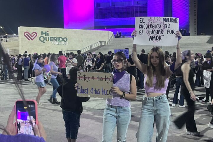 Mujeres en la Plaza Mayor de Torreón durante el 8M.
