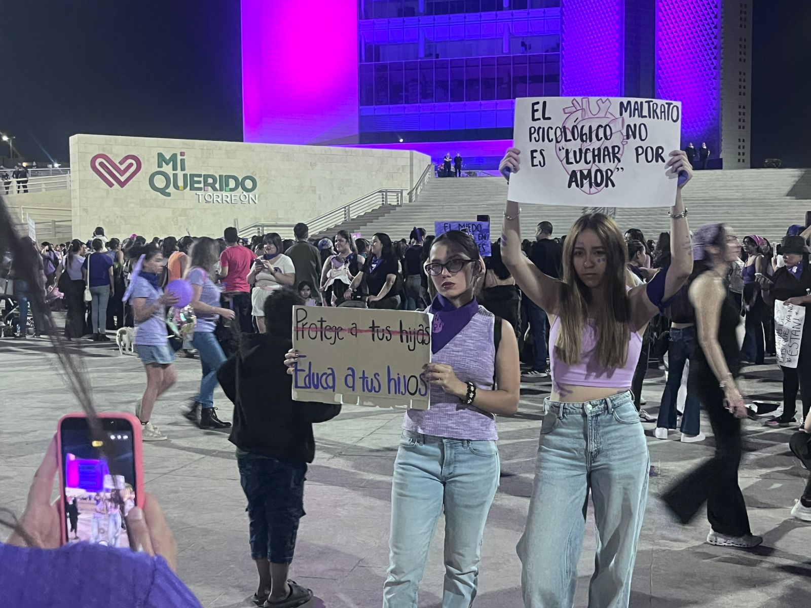 Mujeres en la Plaza Mayor de Torreón durante el 8M.