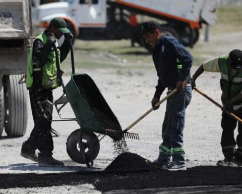 Trabajadores reparando pavimento en Saltillo.