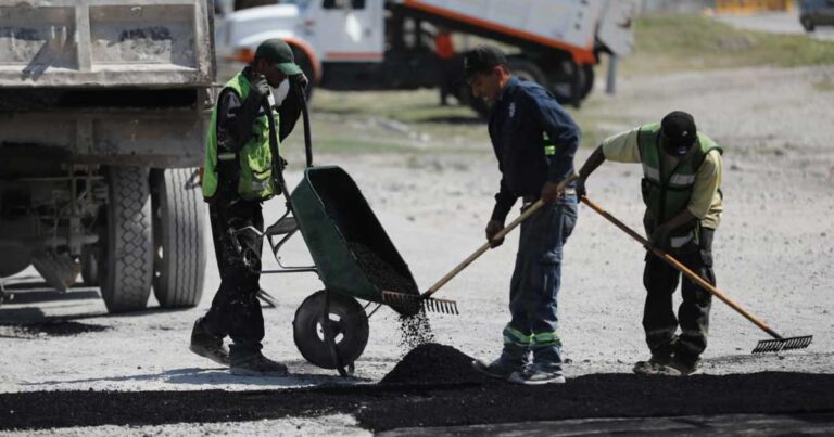 Trabajadores reparando pavimento en Saltillo.