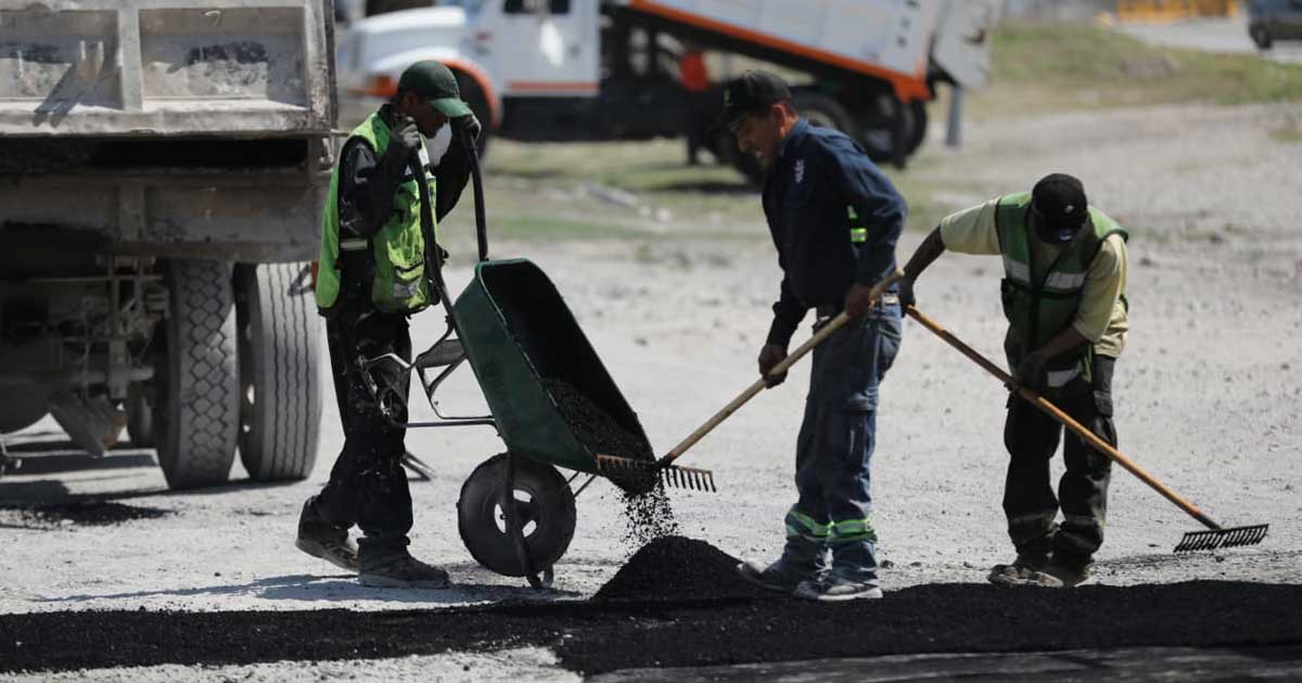 Trabajadores reparando pavimento en Saltillo.
