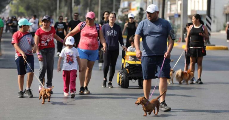 Personas y mascotas en la Ruta Recreativa de Saltillo.