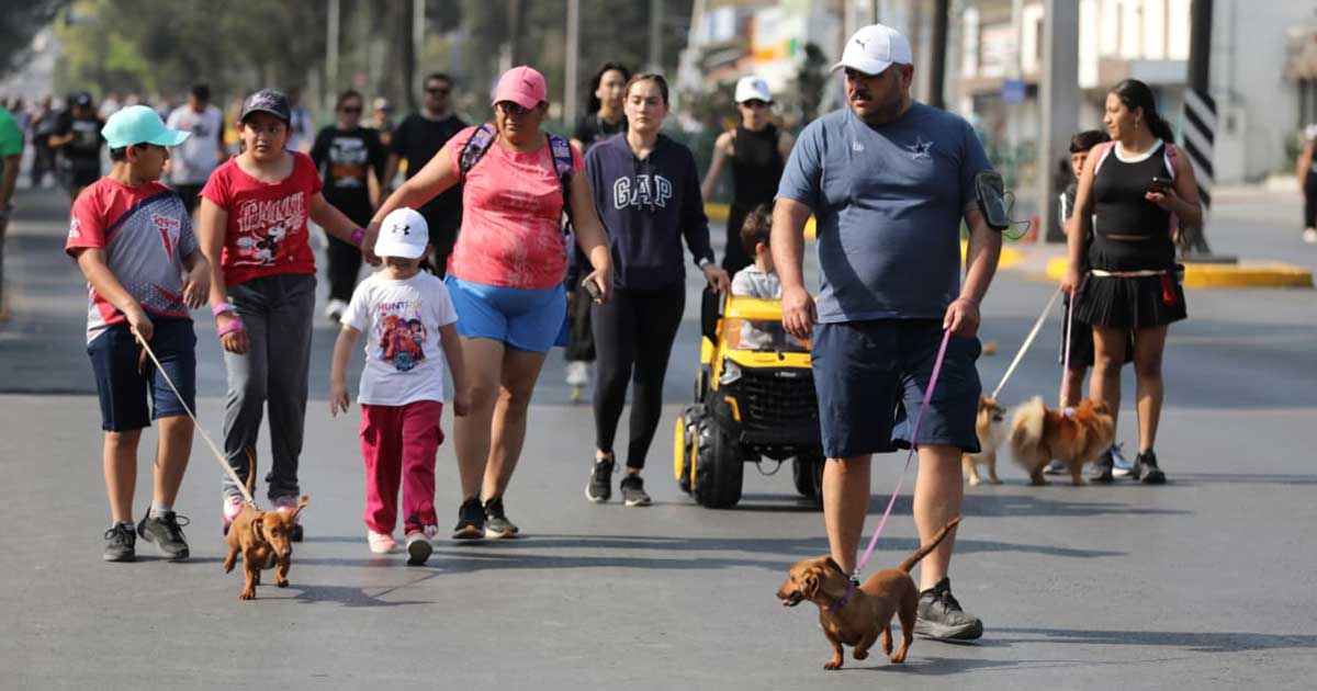 Personas y mascotas en la Ruta Recreativa de Saltillo.