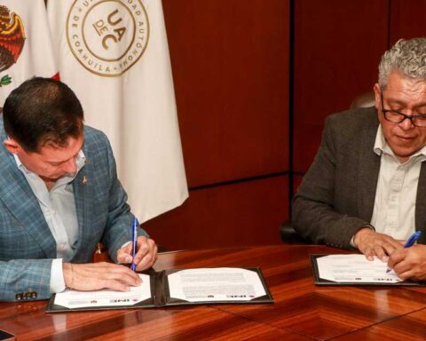 Octavio Pimentel, rector de la UAdeC, firmando un convenio junto con Miguel Castillo, consejero presidente del INE Coahuila.