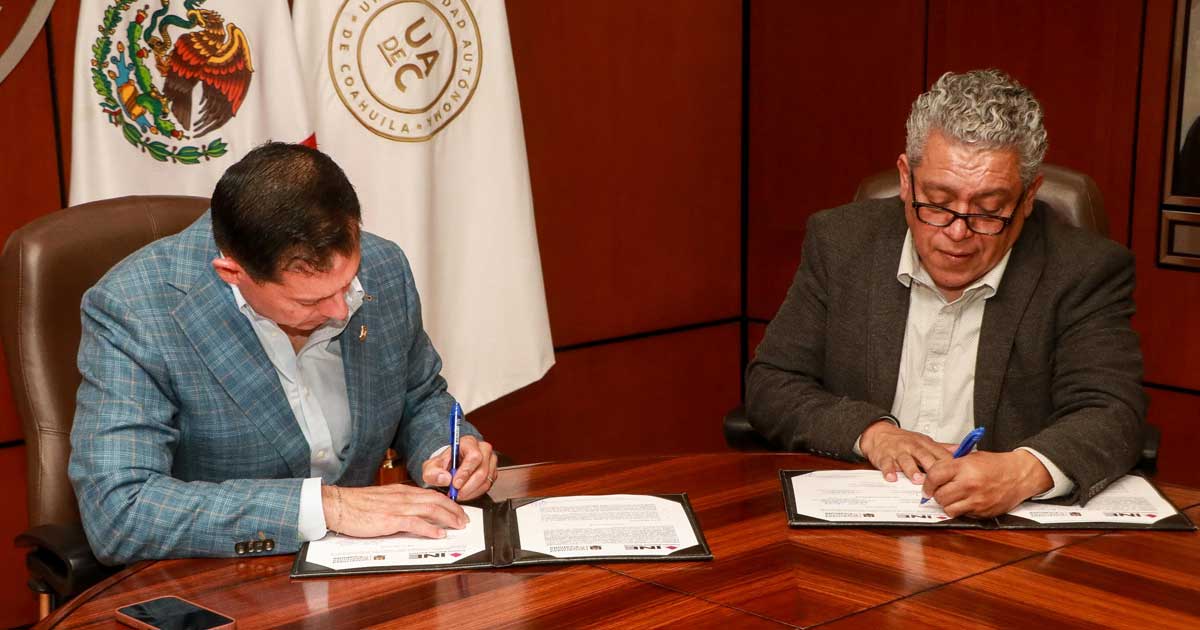 Octavio Pimentel, rector de la UAdeC, firmando un convenio junto con Miguel Castillo, consejero presidente del INE Coahuila.