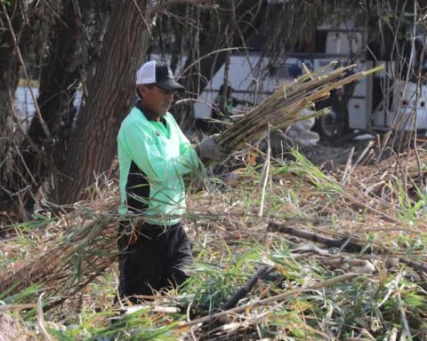 Trabajador limpiando arroyo en Saltillo.
