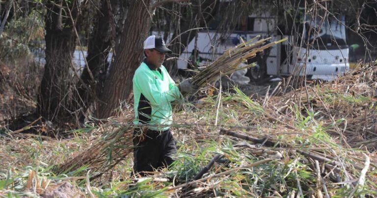 Trabajador limpiando arroyo en Saltillo.