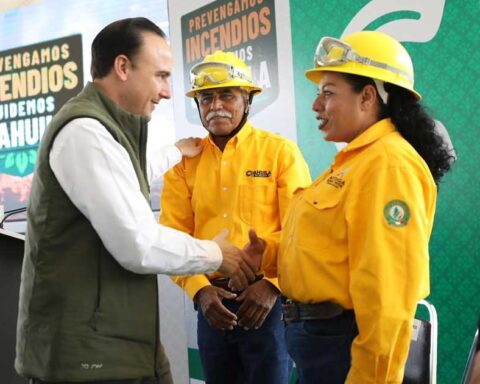 El gobernador de Coahuila Manolo Jiménez saludando a brigadistas.