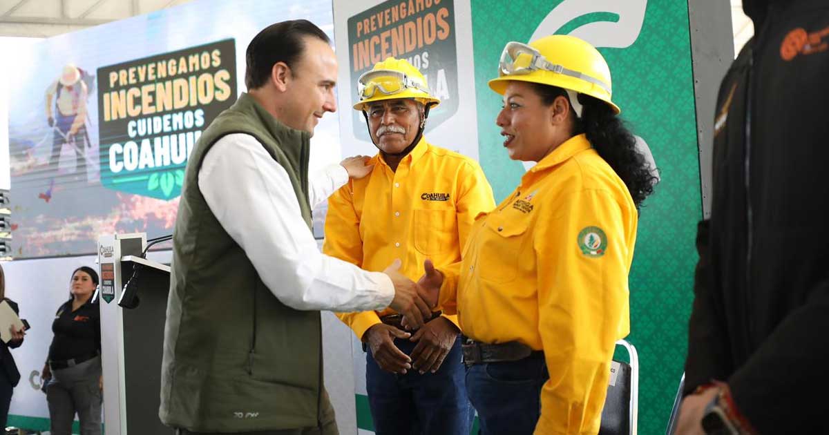 El gobernador de Coahuila Manolo Jiménez saludando a brigadistas.
